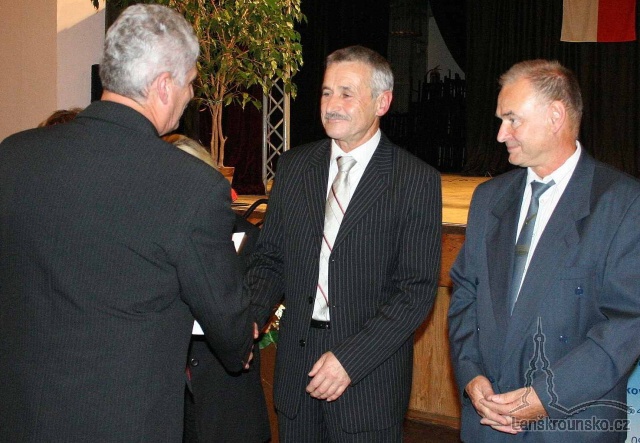 21_Udelovani pametnich medaili skoly_2_Jindrich Kral a Vladimir Provaznik.jpg